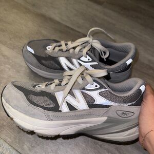 Barely Worn New Balance 990v6 Boys 6 Womens 7.5 Gray and White Running Shoes